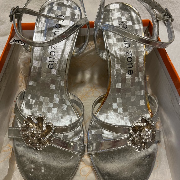 Silver Heels, size 6 - Picture 12 of 12